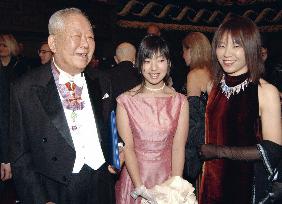 (5)Koshiba, Tanaka receive Nobel prizes at awards ceremony